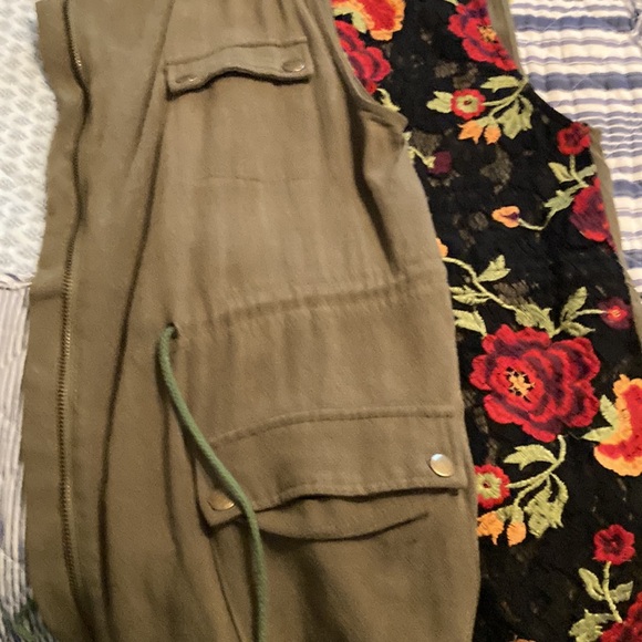 Cargo vest with pockets - Picture 7 of 7